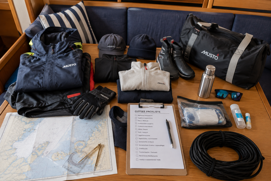 Segelbekleidung für die Ostsee: Was gehört wirklich in die Segeltasche?
