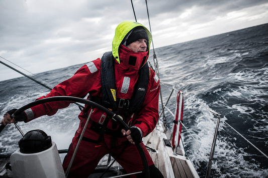 Segeln bei Starkwind: Bekleidung & Sicherheit an Bord